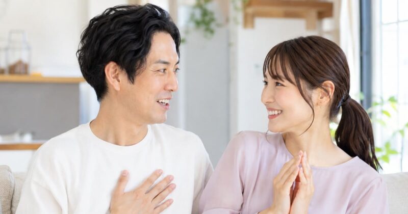 明るいリビングルームでの会話