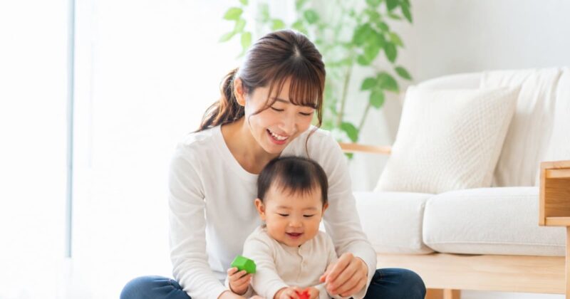 暖かな室内で遊ぶ親子