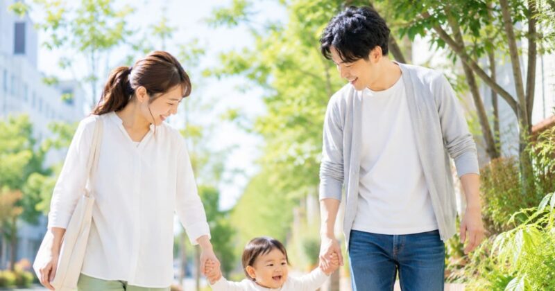 家族の幸せな散歩